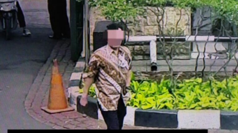 Pria Berbaju Batik dan Lanyard Berulang Kali Curi Barang di Hotel Mewah Jakarta