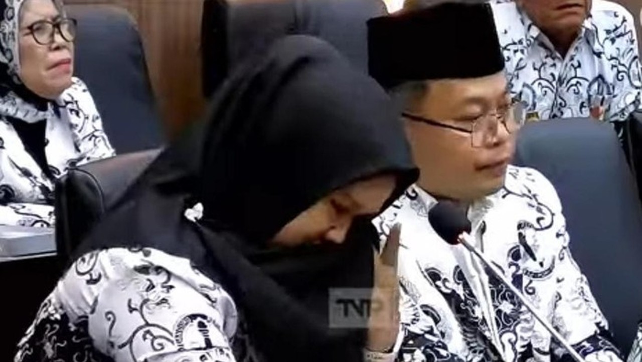 Tangisan Guru Honorer di Senayan: Keluhan Kesejahteraan dan Kesulitan Masuk Dapodik