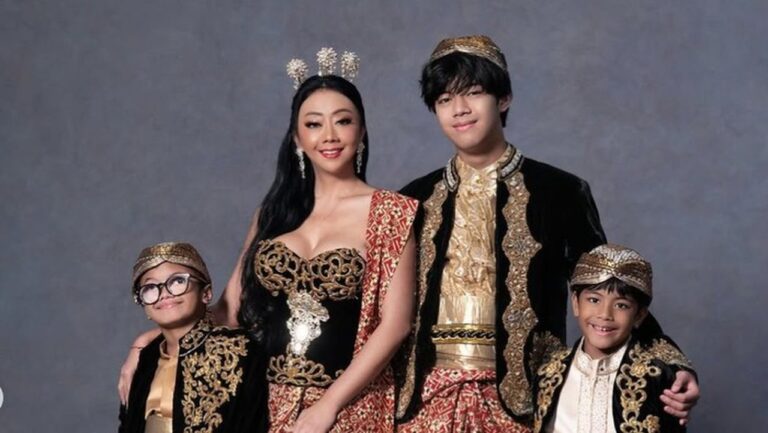 Asri Welas Fokus Tanggung Jawab Penuh Demi Tiga Anaknya Setelah Menjadi Orang Tua Tunggal Asri Welas Fokus Tanggung Jawab Penuh Demi Tiga Anaknya Setelah Menjadi Orang Tua Tunggal