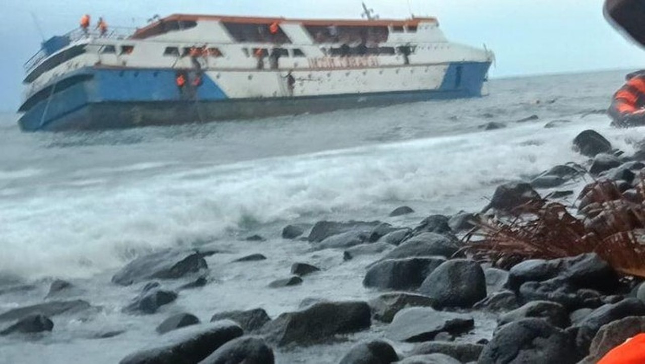 KM Intim Teratai Karam di Perairan Makian, Tim SAR Ternate Langsung Bergerak Evakuasi Penumpang