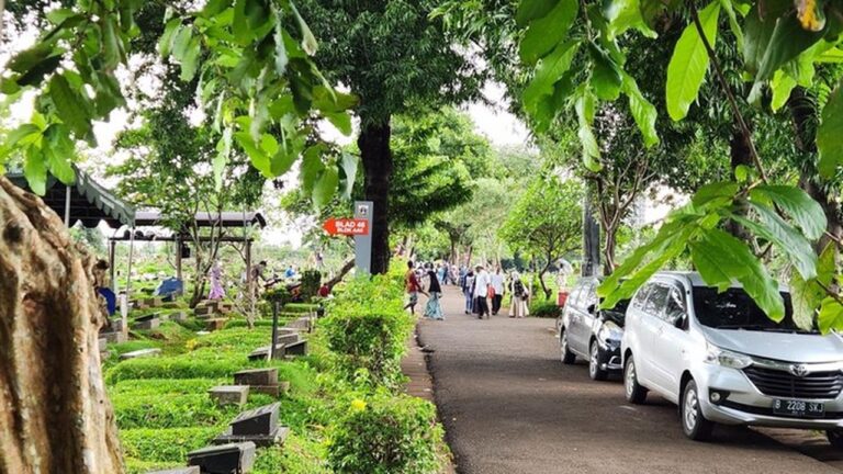 Tradisi Ziarah Jelang Ramadan: TPU Karet Bivak Jakarta Pusat Dipadati Peziarah