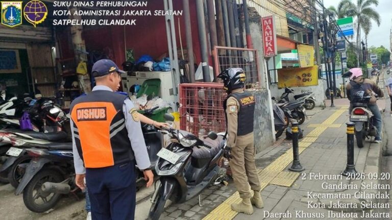 Satpol PP DKI Jakarta Tertibkan Parkir Liar di Trotoar Fatmawati yang Halangi Pejalan Kaki