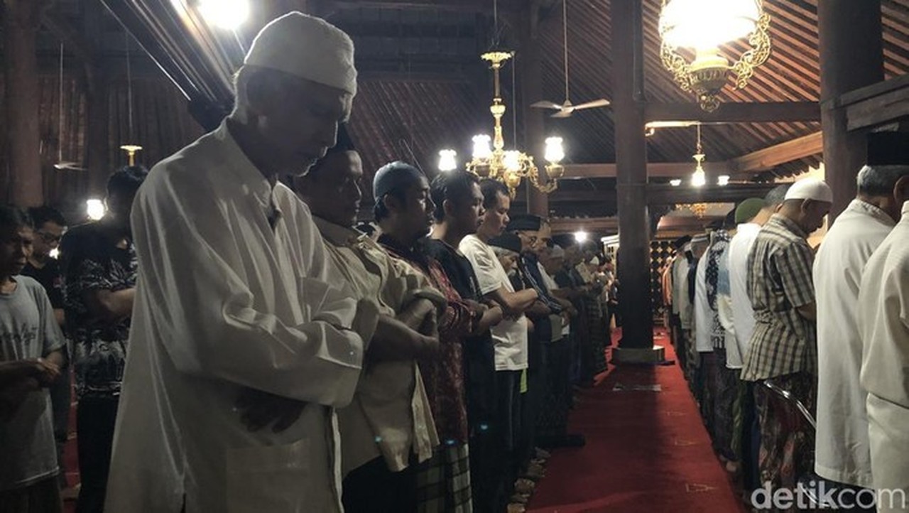 Masjid Gedhe Kauman Jogja Gelar Tarawih Perdana, Jemaah Penuhi Serambi dan Ruang Utama