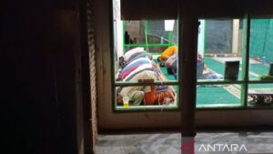 Tarawih Perdana di Tapsel: Warga Muhammadiyah Korban Bencana Salat di Masjid Rusak