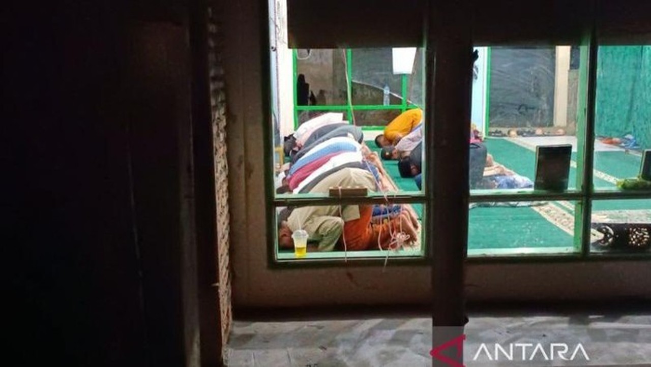 Tarawih Perdana di Tapsel: Warga Muhammadiyah Korban Bencana Salat di Masjid Rusak