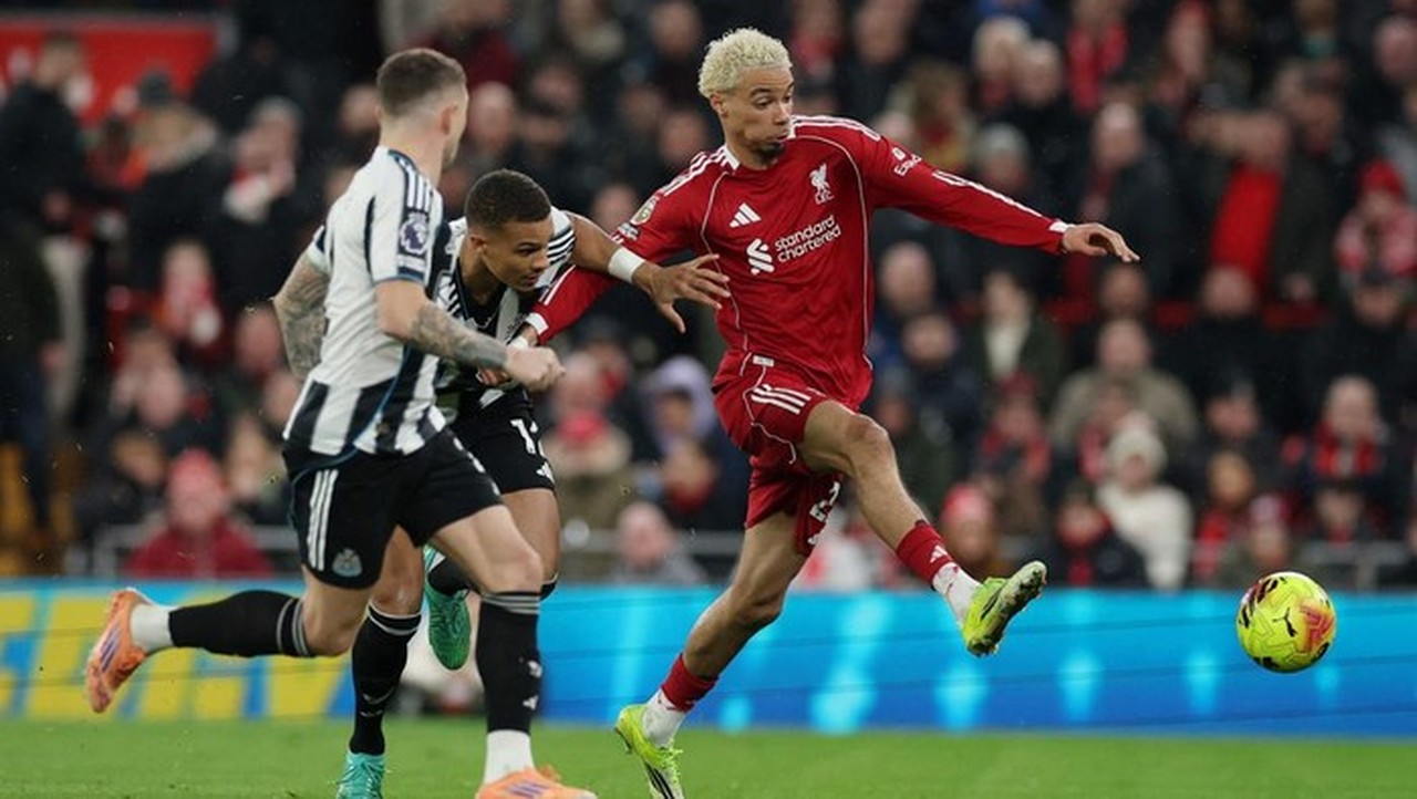 Wayne Rooney: Alexander Isak Harus Khawatir dengan Performa Cemerlang Ekitike di Liverpool