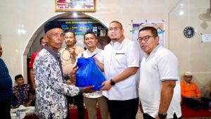 Jelang Ramadan, Andre Rosiade Bagikan 1.000 Sembako untuk Warga Tigo Lurah, Solok