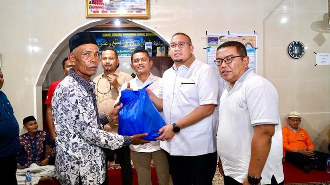 Jelang Ramadan, Andre Rosiade Bagikan 1.000 Sembako untuk Warga Tigo Lurah, Solok
