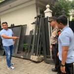 Diduga Mengantuk, Mobil Wanita Tabrak Pagar Rumah Jusuf Kalla di Jakarta Selatan