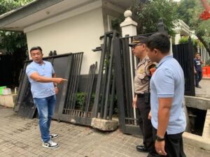 Diduga Mengantuk, Mobil Wanita Tabrak Pagar Rumah Jusuf Kalla di Jakarta Selatan