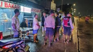 Pria di Depok Live TikTok Karaoke di Pinggir Tol, Pengguna Jalan Merasa Waswas