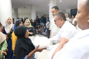 Andre Rosiade Salurkan 5.000 Paket Sembako untuk Warga Sijunjung Jelang Ramadan