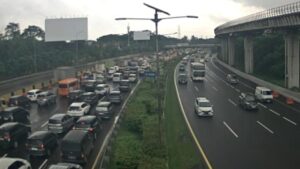 Arus Kendaraan dari Tol Luar Jakarta Padati Interchange Cawang, Lalin Macet Parah