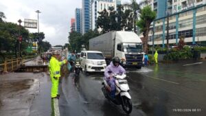 Banjir 15 Cm di Jl DI Panjaitan Jakarta Timur Surut, Lalu Lintas Arah Cempaka Putih Padat