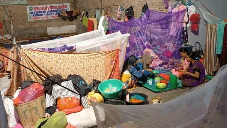 Sahur Pertama di Pengungsian, Korban Banjir Tapsel Rindu Suasana Rumah