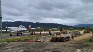 Pesawat Pengangkut BBM Diduga Jatuh di Kaltara, Asap Tebal Membubung dari Bukit