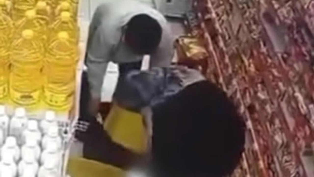 Komplotan Pencuri Beraksi di Minimarket Cibinong Terekam CCTV, Polisi Buru Pelaku