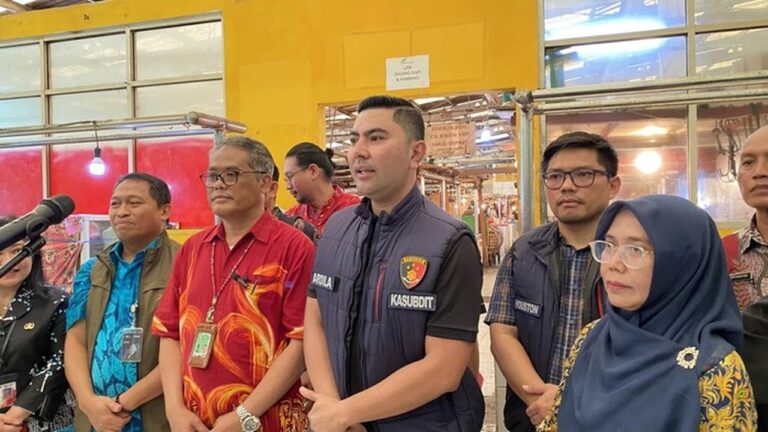 Satgas Pangan Polda Metro Ingatkan Pedagang Pasar Koja Baru Jual Bapok Sesuai HET
