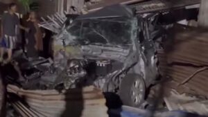 Minibus Serempet Kereta Barang di Tanjung Priok, Dua Bedeng Pengepul Rusak Parah