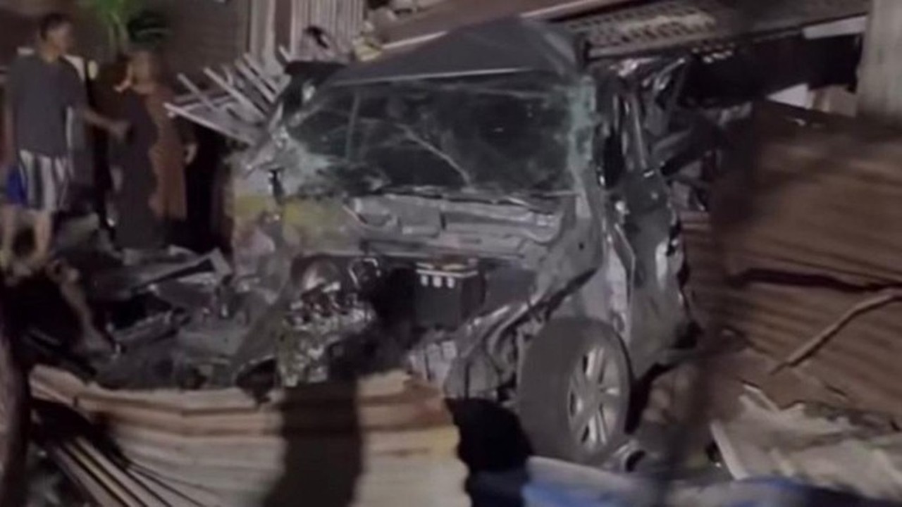 Minibus Serempet Kereta Barang di Tanjung Priok, Dua Bedeng Pengepul Rusak Parah