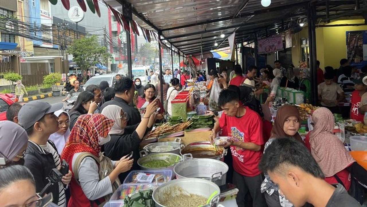 Ramadan Tiba: ‘Perang Takjil’ Meriah di Benhil, Warga Bekasi Borong Makanan