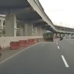 Ban Truk Copot di Tol Japek Akibat Kelebihan Muatan, Timpa Mobil Lain