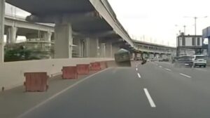 Ban Truk Copot di Tol Japek Akibat Kelebihan Muatan, Timpa Mobil Lain