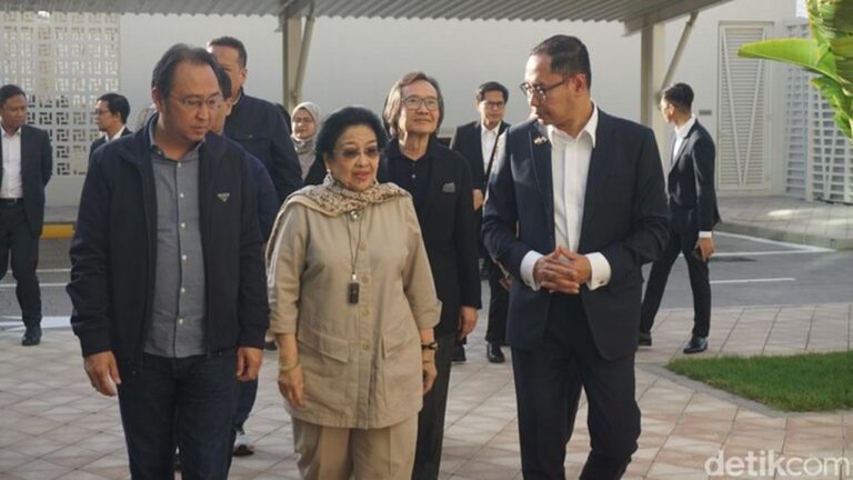 Megawati Kunjungi KBRI Abu Dhabi, Bahas Pelayanan WNI dan Dinamika Geopolitik Timur Tengah Megawati Kunjungi KBRI Abu Dhabi, Bahas Pelayanan WNI dan Dinamika Geopolitik Timur Tengah