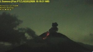 Gunung Semeru Kembali Mengamuk: Tiga Kali Erupsi Malam Ini, Kolom Abu Capai 1 Km