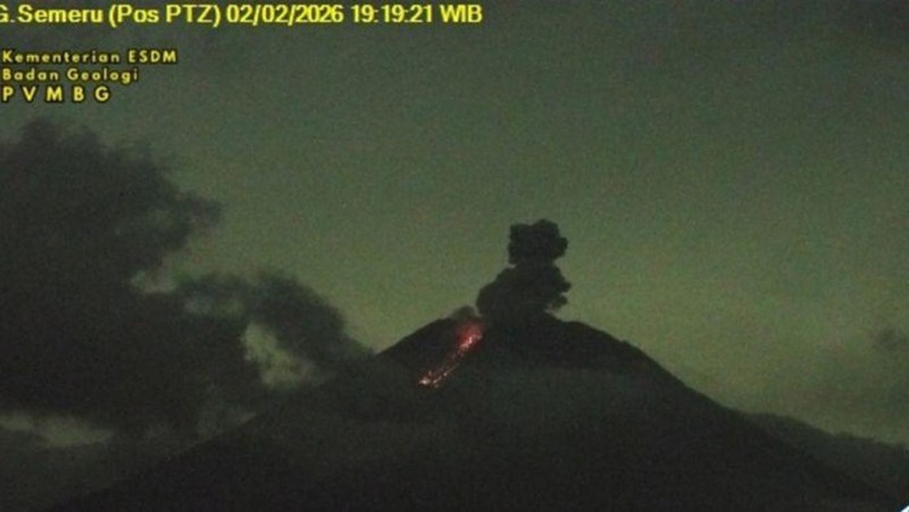 Gunung Semeru Kembali Mengamuk: Tiga Kali Erupsi Malam Ini, Kolom Abu Capai 1 Km Gunung Semeru Kembali Mengamuk: Tiga Kali Erupsi Malam Ini, Kolom Abu Capai 1 Km