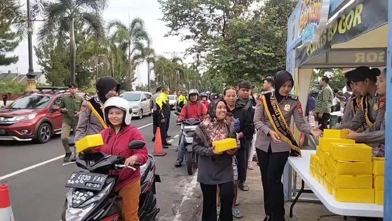 Polres Bogor Tebar Ratusan Takjil Berkah di Pakansari Jelang Buka Puasa
