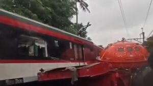 KA Bandara Soetta Tertemper Truk Kontainer di Poris, Rangkaian Depan Ringsek dan Miring