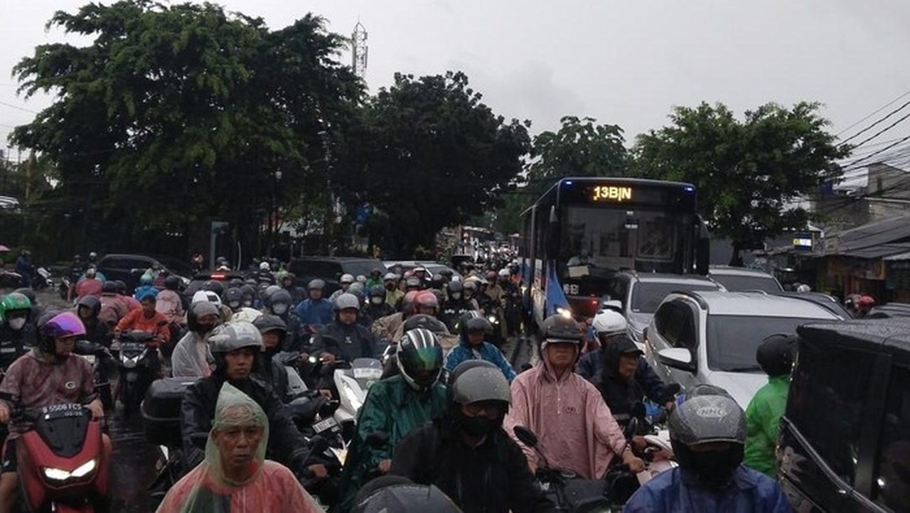 Banjir Swadarma Cipulir Lumpuhkan TransJ Koridor 13, Penumpang Diimbau Waspada