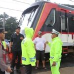 Truk Trailer Tertemper KA Bandara Soetta di Stasiun Poris, Terseret 100 Meter