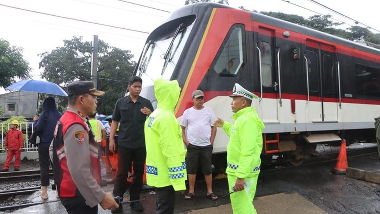 Truk Trailer Tertemper KA Bandara Soetta di Stasiun Poris, Terseret 100 Meter