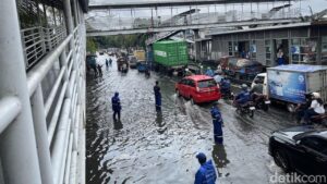 Jalan Daan Mogot Jakarta Barat Terendam Banjir, Lalu Lintas Arah Cengkareng Macet Parah