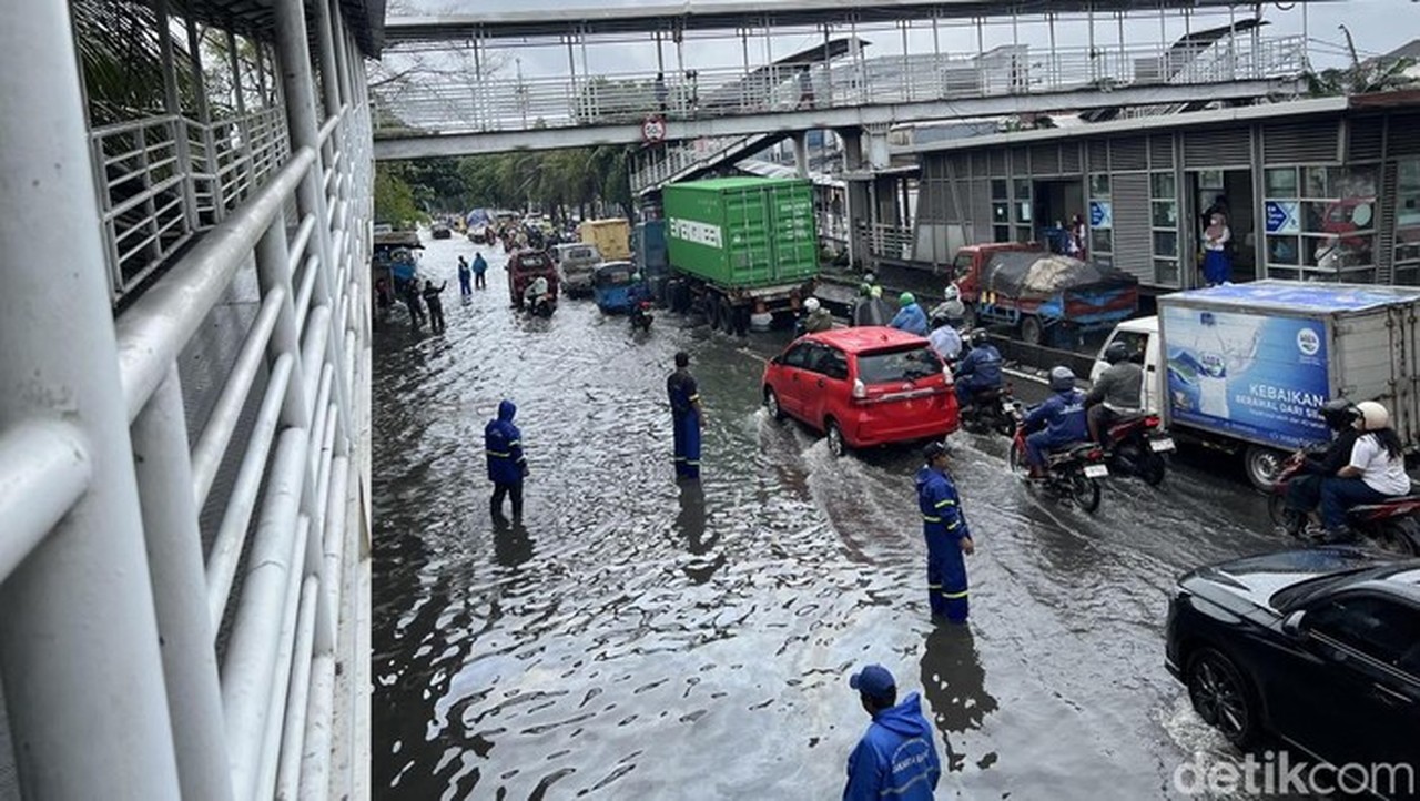 Jalan Daan Mogot Jakarta Barat Terendam Banjir, Lalu Lintas Arah Cengkareng Macet Parah