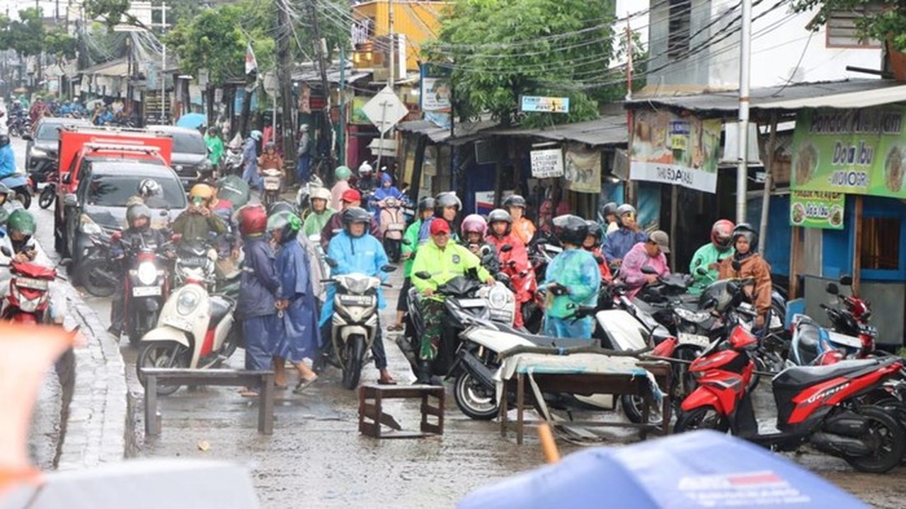Truk Trailer Tertabrak Kereta Bandara Soetta, Evakuasi Berlangsung, Lalin Poris Macet Parah