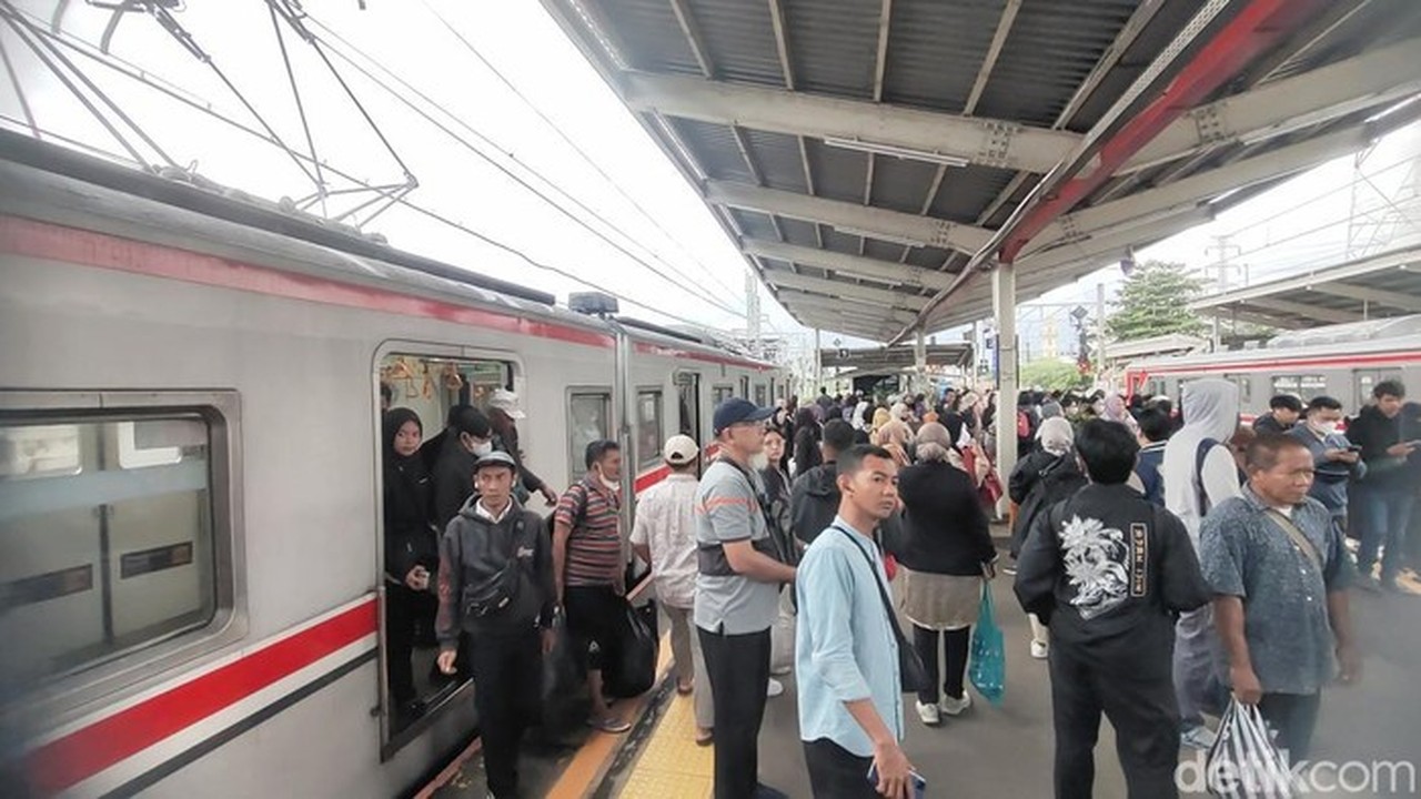 Penumpang KRL Bogor-Manggarai Tiba-tiba Dialihkan ke Kereta Lain di Stasiun Depok Penumpang KRL Bogor-Manggarai Tiba-tiba Dialihkan ke Kereta Lain di Stasiun Depok
