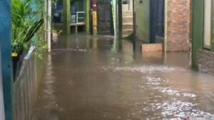 Banjir 1 Meter Rendam Permukiman Warga Kebon Pala Jakarta Timur Akibat Hujan Deras
