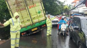 Truk Fuso Terperosok di Cengkareng, Lalin Arah Jakarta Barat Macet Parah