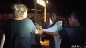 Bule di Gili Trawangan Ngamuk Bawa Parang, Ancam Warga yang Minta Ponsel Kembali