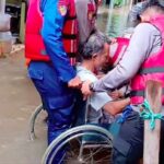 Banjir Pela Mampang: Polisi Evakuasi Warga Sakit dan Barang di Tengah Ketinggian Air 70 Cm