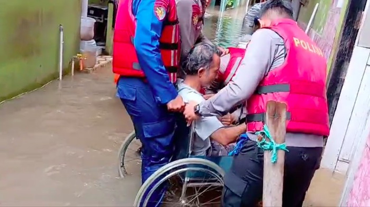Banjir Pela Mampang: Polisi Evakuasi Warga Sakit dan Barang di Tengah Ketinggian Air 70 Cm