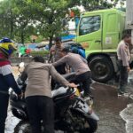 Banjir Daan Mogot Jakbar: Polisi Bantu Dorong dan Hidupkan Motor Mogok Akibat Terjang Genangan