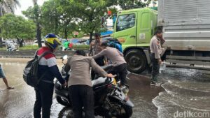 Banjir Daan Mogot Jakbar: Polisi Bantu Dorong dan Hidupkan Motor Mogok Akibat Terjang Genangan