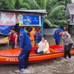 Banjir Kebon Pala: Polisi Evakuasi Warga dan Kendaraan dengan Perahu Karet