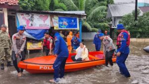 Banjir Kebon Pala: Polisi Evakuasi Warga dan Kendaraan dengan Perahu Karet