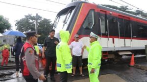 Truk Trailer Tabrak Kereta Bandara Soetta di Poris, Tiang Listrik LAA Ikut Roboh
