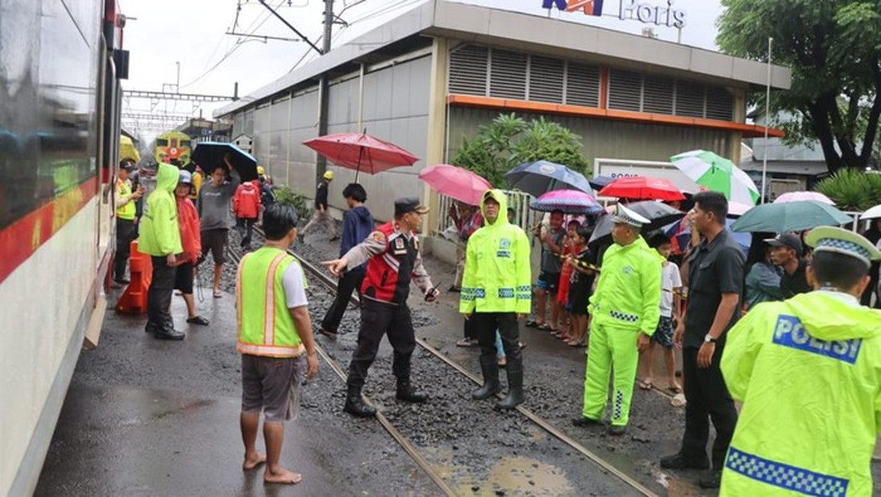 Kecelakaan Kereta Bandara vs Truk di Poris, Polisi Pastikan Tidak Ada Korban Jiwa Kecelakaan Kereta Bandara vs Truk di Poris, Polisi Pastikan Tidak Ada Korban Jiwa
